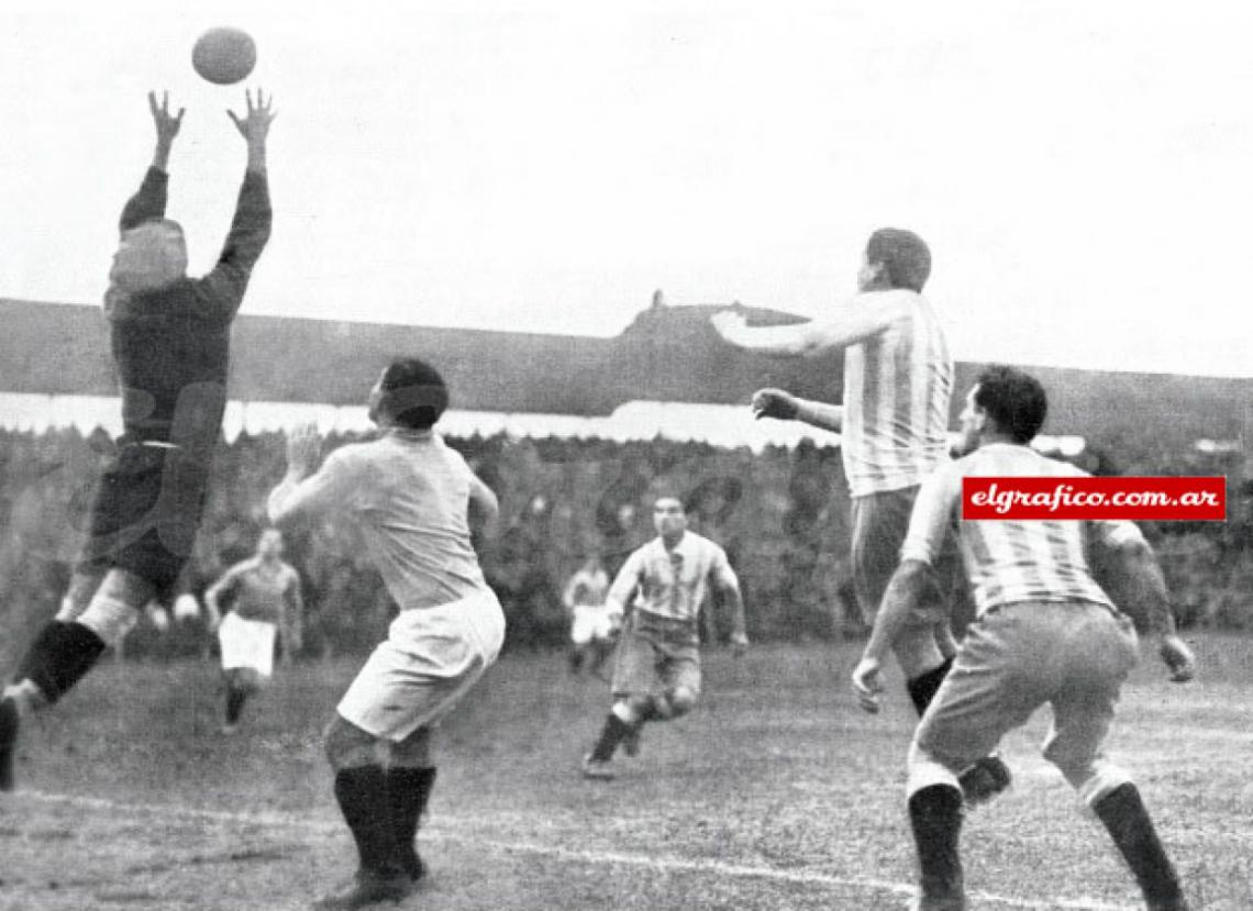 Imagen Muralla francesa. El arquero Thepot fue un duro escollo para la Argentina en el debut del Mundial.