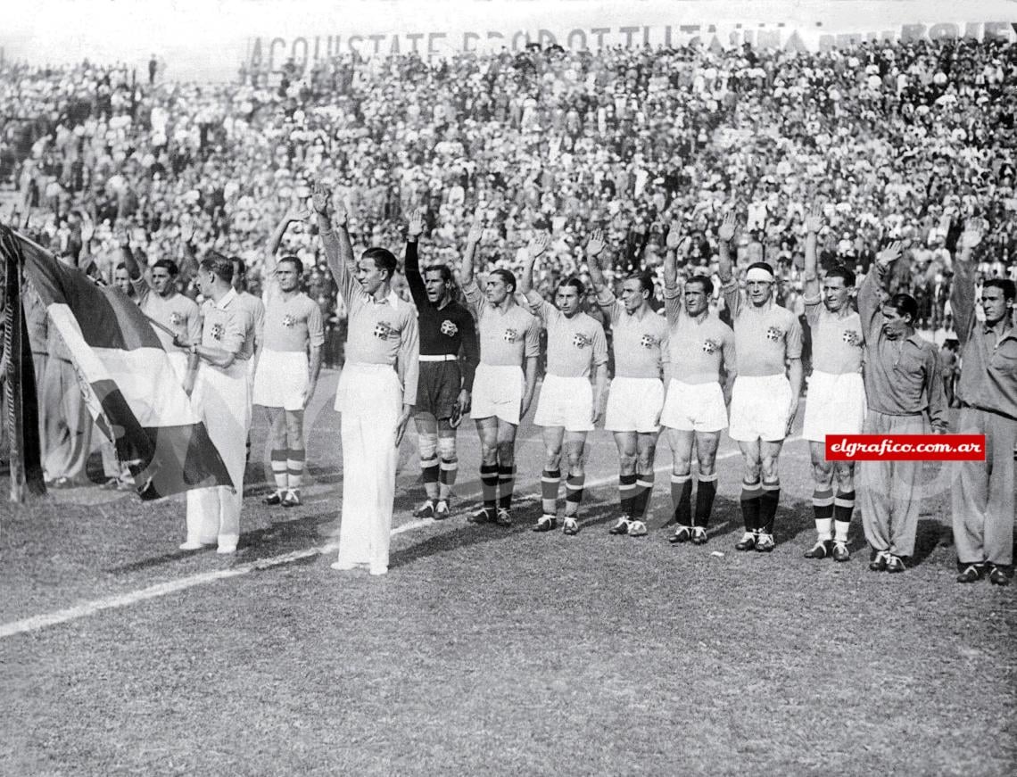 El saludo facista de los jugadores italianos antes de la gran final. Fueron campeones y salvaron el pellejo.