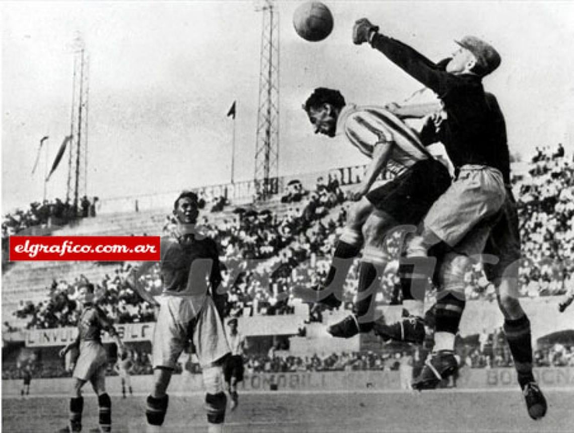 Imagen El arquero sueco Rydberg carga contra el capitán argentino Alfredo Devincenzi, jugador amateur de Estudiantil Porteño.