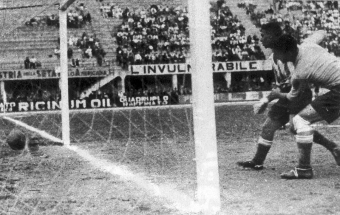 El arquero argentino Hector Freschi, del club Sarmiento de Chaco, no puede impedir uno de los goles suecos en el mundial 1934.