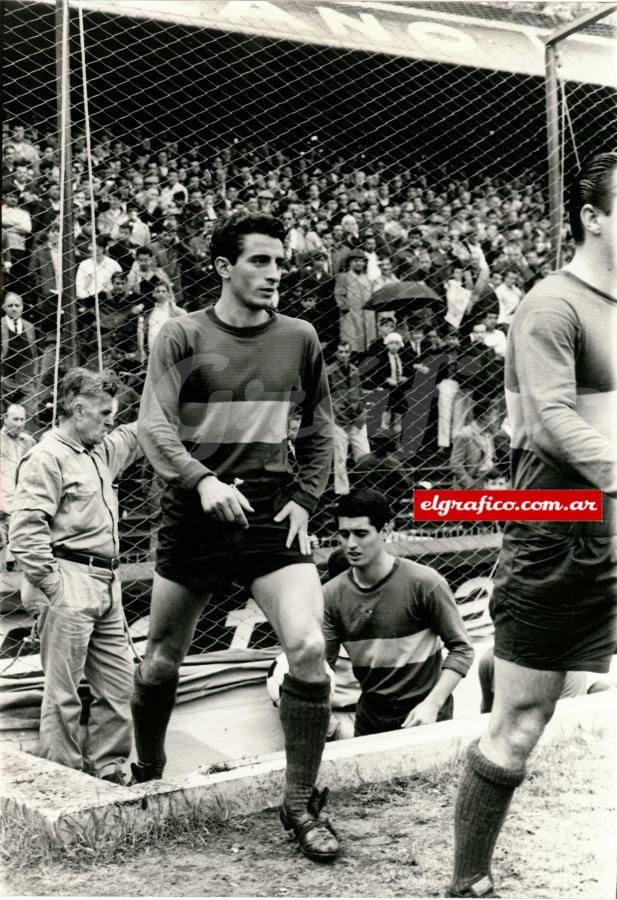 Imagen Gonzalito ganó la copa Suecia con Atlanta en 1958; con Boca los torneos argentinos de 1962, 64 y 65. Integró el plantel de la Selección nacional en los Mundiales de Chile 1962 e Inglaterra 1966.