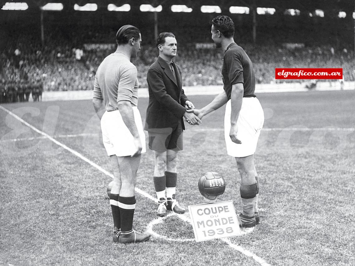 Imagen 1938. El capitán húngaro Sarosi saluda al arbitro Capdeville antes de la final. Mira el capitán italiano, Giuseppe Meazza.