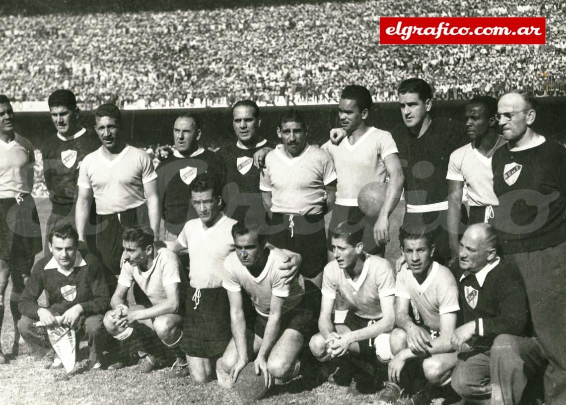 Imagen 1950. Uruguay campeón. Arriba: Obdulio Varela, J. López (técnico), Tejera, Vázquez y Abate (ayudantes) Gambetta, M. Gonzalez, Máspoli, Andrade y Kirshberg (masajista). Abajo: Ghiggia, J. Pérez, Míguez, Schiafino, Morán y Matucho Fígoli (técnico).