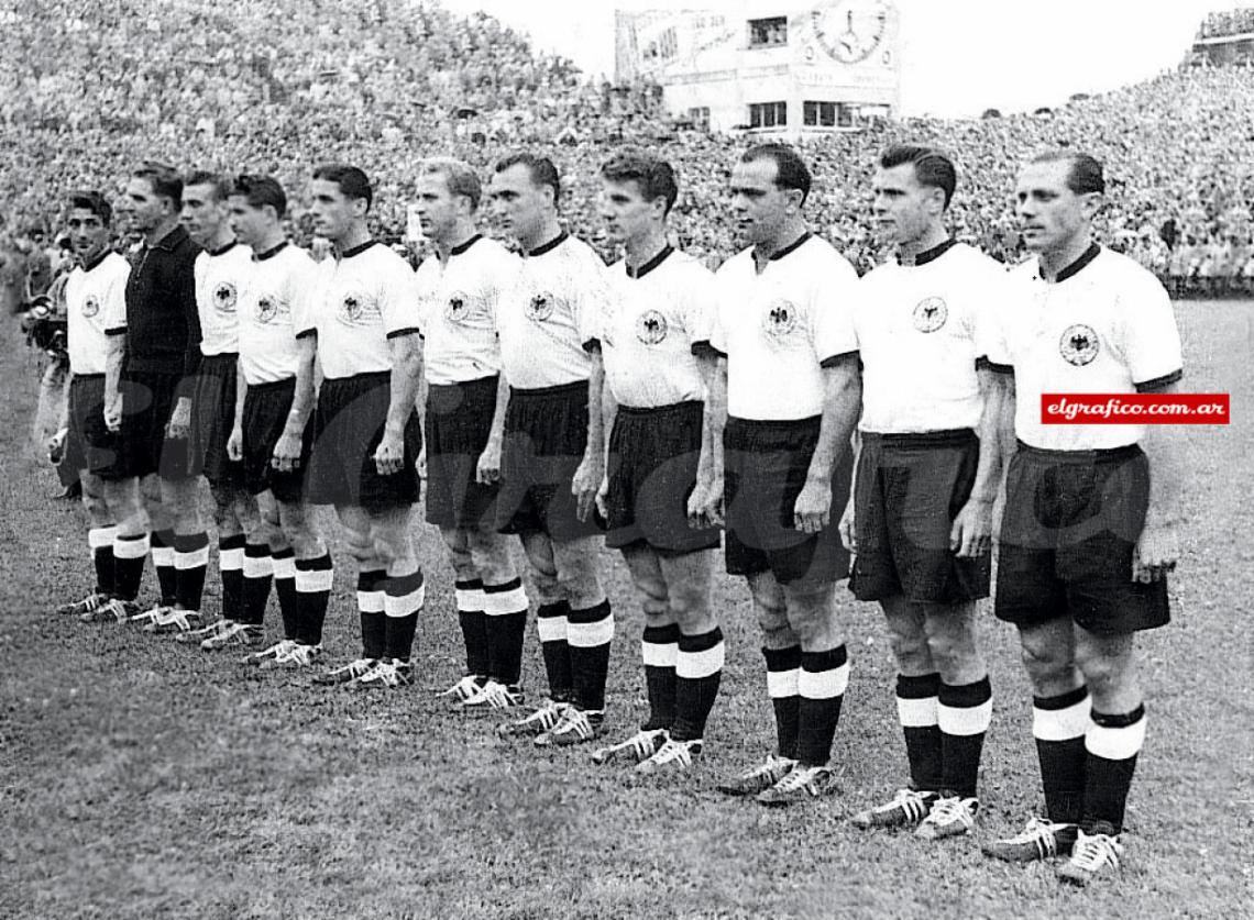 Imagen 1954. El equipo alemán que logró la primera Copa del Mundo para su país. F. Walter, Turek, Eckel, Rahn, O. Walter, Leibrich, Posipal, Schaeffer, Kohlmeyer, Mai y Morlock.