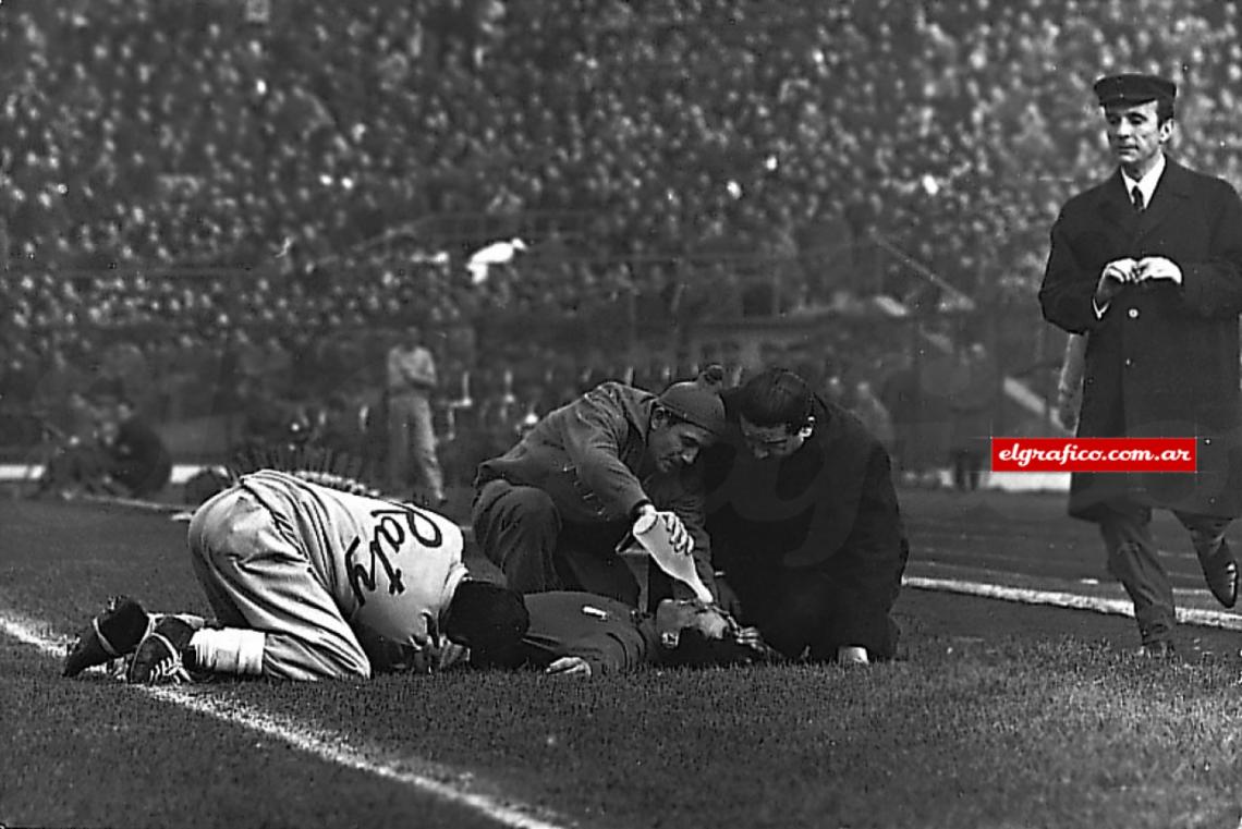 1962. Chile- Italia. Al italiano Mario David intentan reanimarlo después de la trompada que le pegó el chileno Leonel Sánchez. El jugador visitante sufrió fractura de tabique nasal.