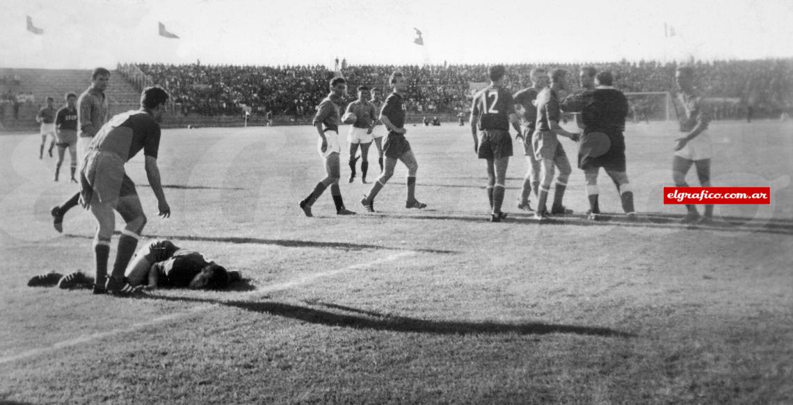 1962. Rusia - Yugoslavia . Edouard Doubinski caído, después que el yugoslavo Muhamed Mujic le partiera la tibia y el peroné. El ruso nunca pudo recuperarse, le amputaron la pierna y murió poco después.