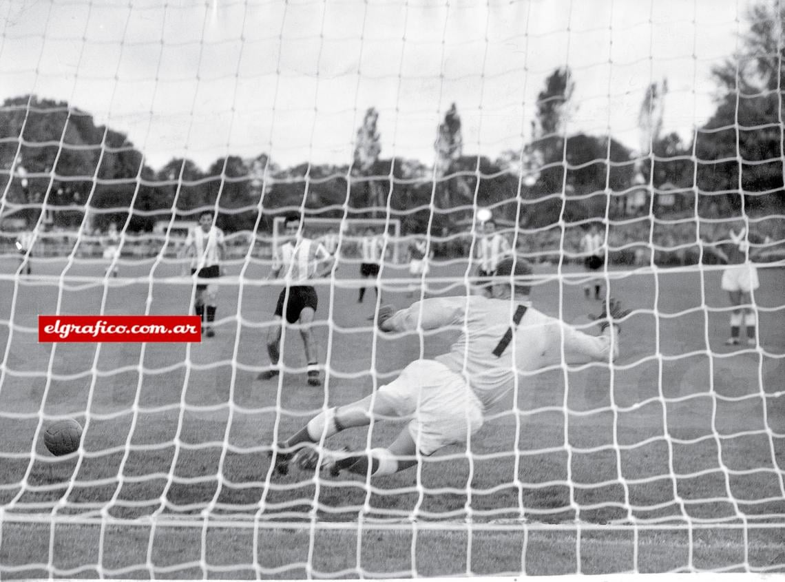 Imagen Corbatta marca de penal frente a los irlandeses. Fue la única victoria argentina en el Mundial de Suecia.