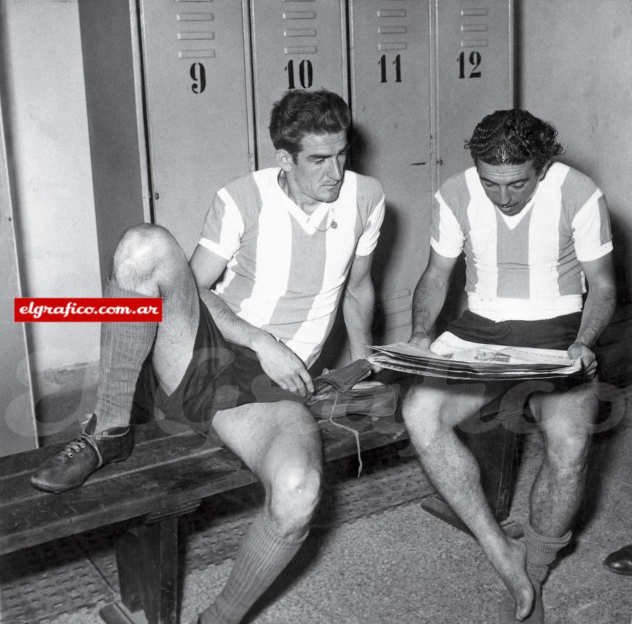 Imagen José Varacka y Ángel Labruna en el vestuario después de la derrota.