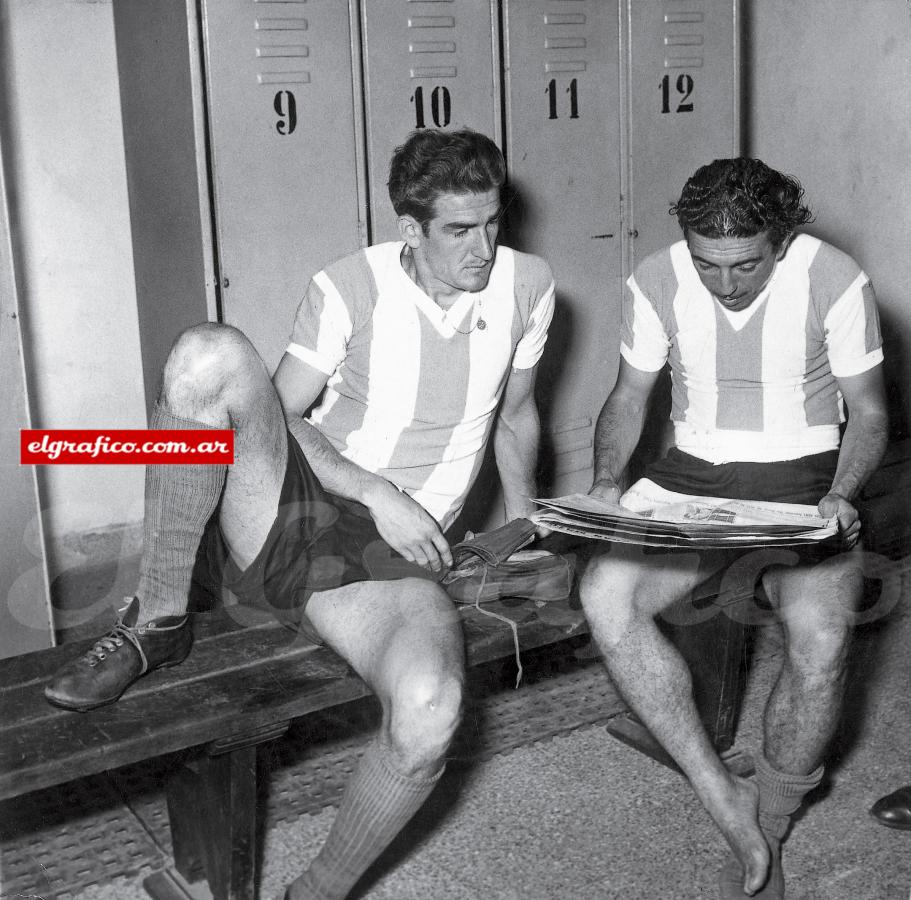 Imagen José Varacka y Ángel Labruna en el vestuario después de la derrota.