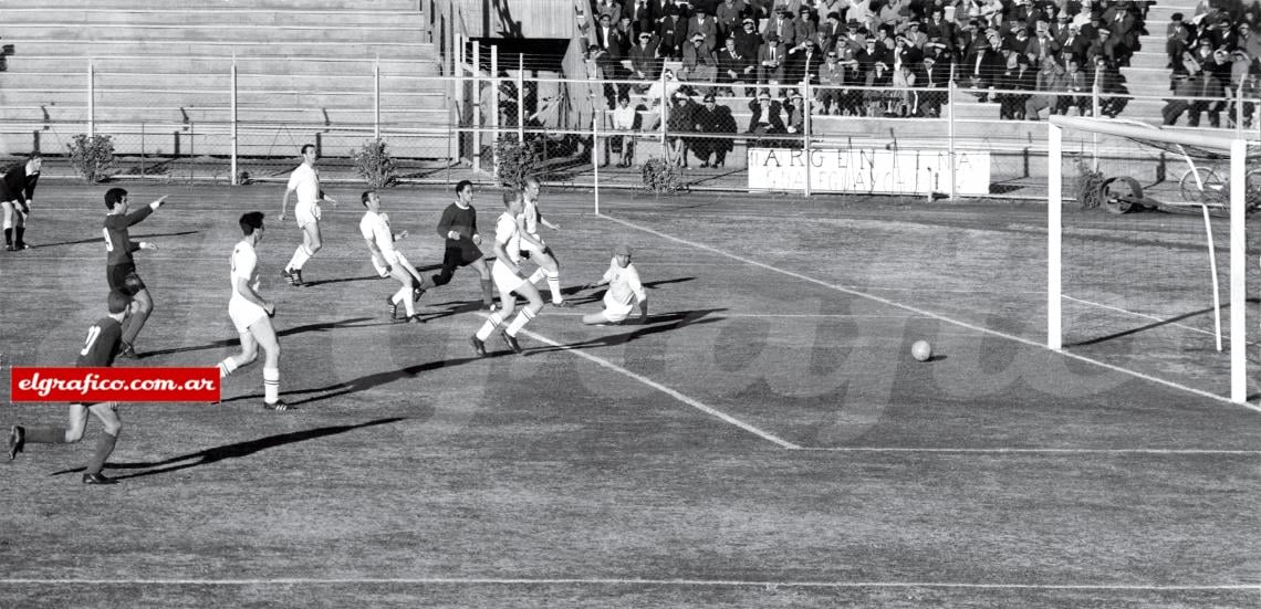 El Nene Sanfilippo toca al gol entre seis camisetas de Inglaterra. Es el honroso descuento argentino, en un partido dondeel gran talento de Bobby Charlton hizo la diferencia.