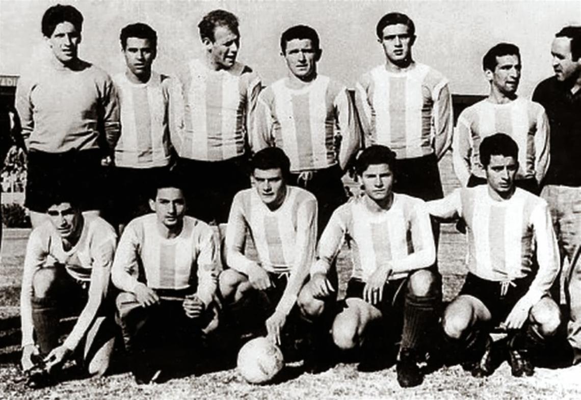 Imagen El equipo argentino que igualó con Hungría 0 a 0.Arriba: Rogelio Domínguez, Ramos Delgado, Sacchi, Cap, Marzolini y Sainz. Abajo: Facundo, Pando, Pagani, Oleniak y Alberto González.