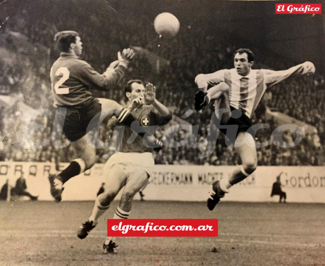 El golazo del “Ronco” Ermindo Onega. Fue el segundo de Argentina frente a Suiza.