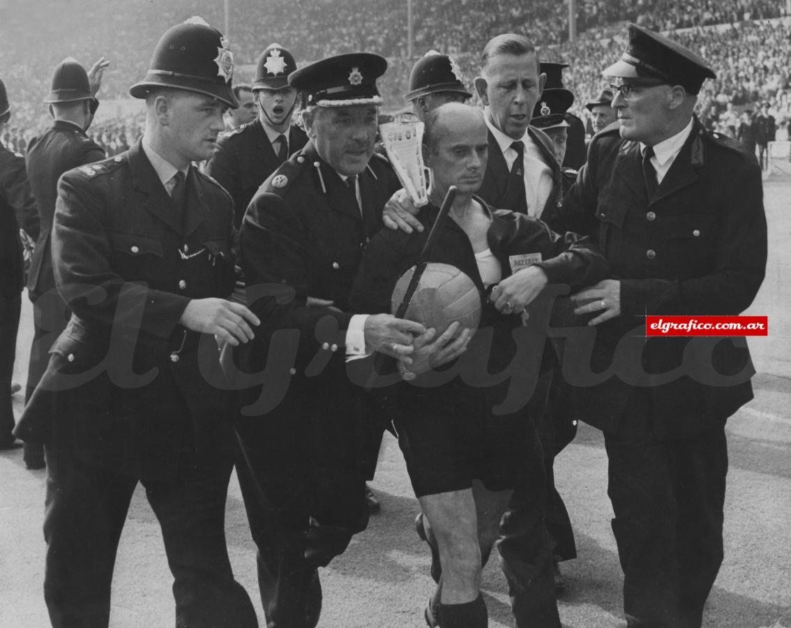 Imagen Así salió del estadio el árbitro Kreitlein, escoltado por la policía británica como si hubiese cometido un delito.