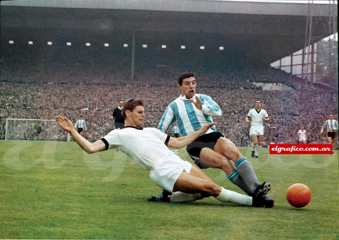 Luis Artime no llega a conectar en el área alemana. Detrás el gran Franz Beckenbauer.