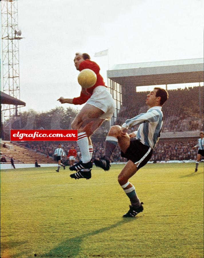 Ermindo Onega frente a Suiza, El “Ronco” hizo el segundo gol para la clasificación Argentina.