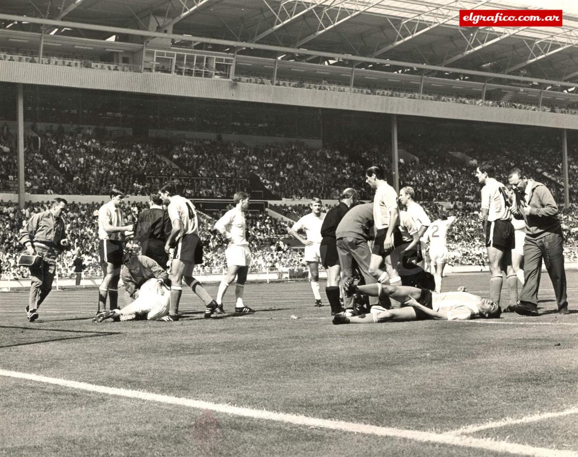Escena con lesionados en ambos bandos en los cuartos de final contra el local Inglaterra.
