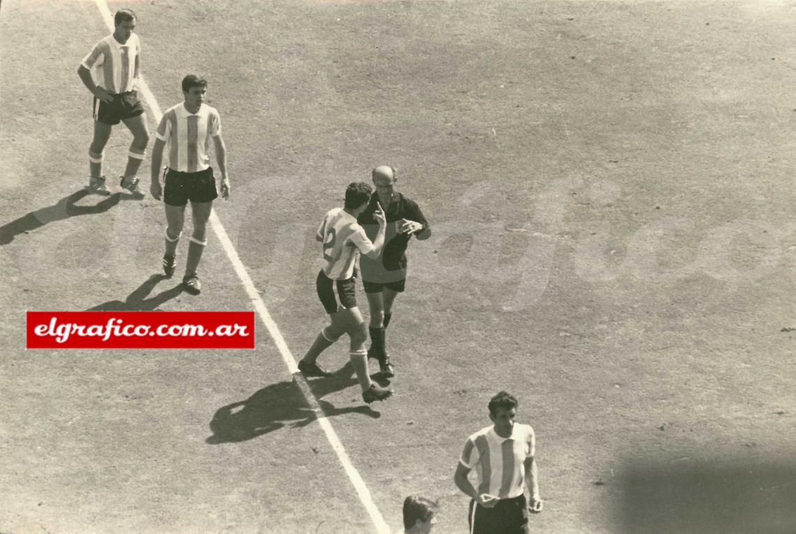 Rattín sale del campo de juego, detrás Albretch le pide explicaciones a Rudolf Kreitlein, mientras miran resignados Mas y Perfumo.