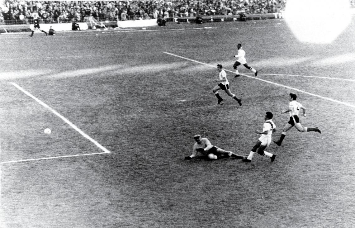 Imagen Cachito Ramírez firma la sentencia de Argentina. Es el segundo de Perú en la Bombonera. Adiós al Mundial de México 1970.