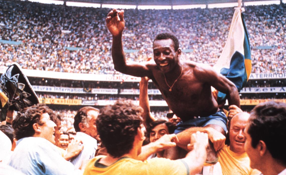 Imagen El Rey del Campeón de México 1970 fue Pelé, en la foto en andas después de ganar la final frente a Italia. Fue su último Mundial.