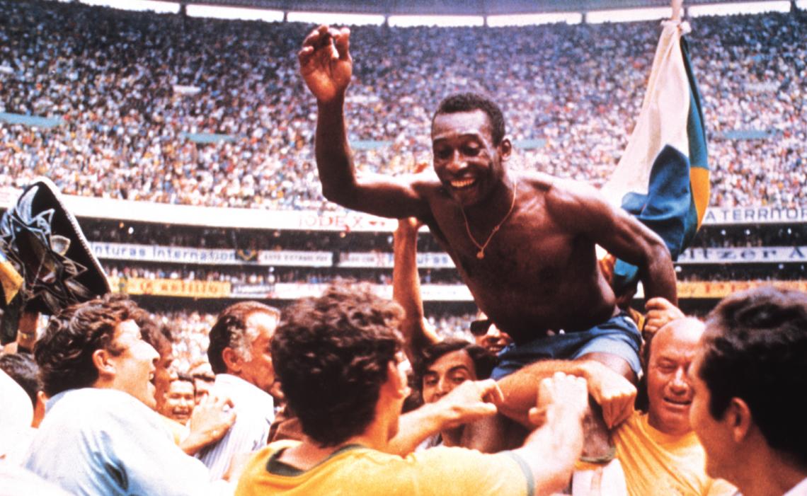 El Rey del Campeón de México 1970 fue Pelé, en la foto en andas después de ganar la final frente a Italia. Fue su último Mundial.