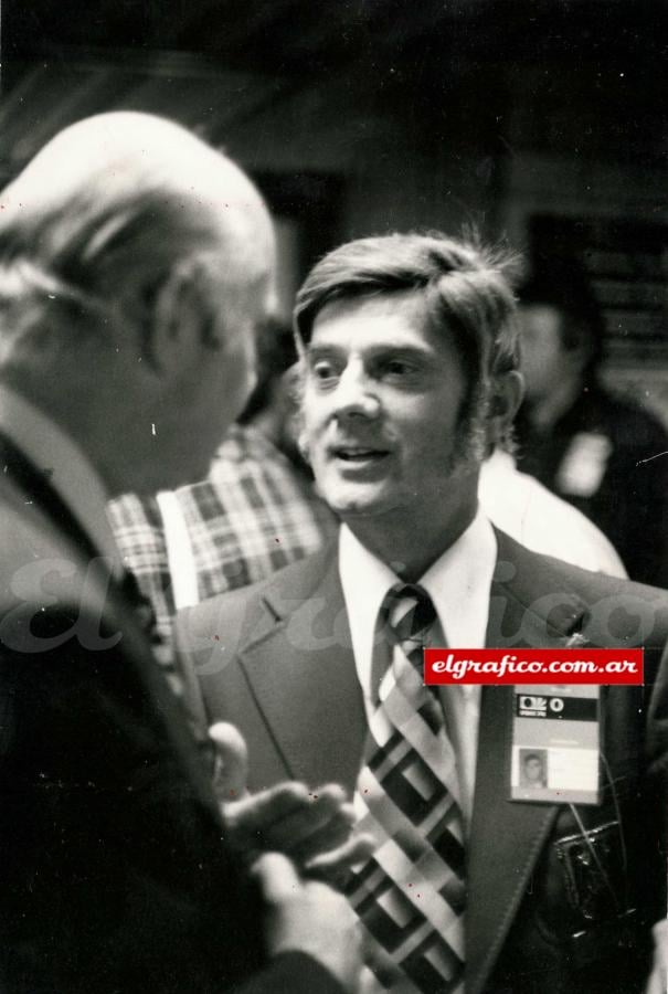 Imagen 1974. La charla de Juvenal, enviado de El Gráfico a Alemania, con Kreitlein, con peluca y traje de época.(Foto Ricardo Alfieri)