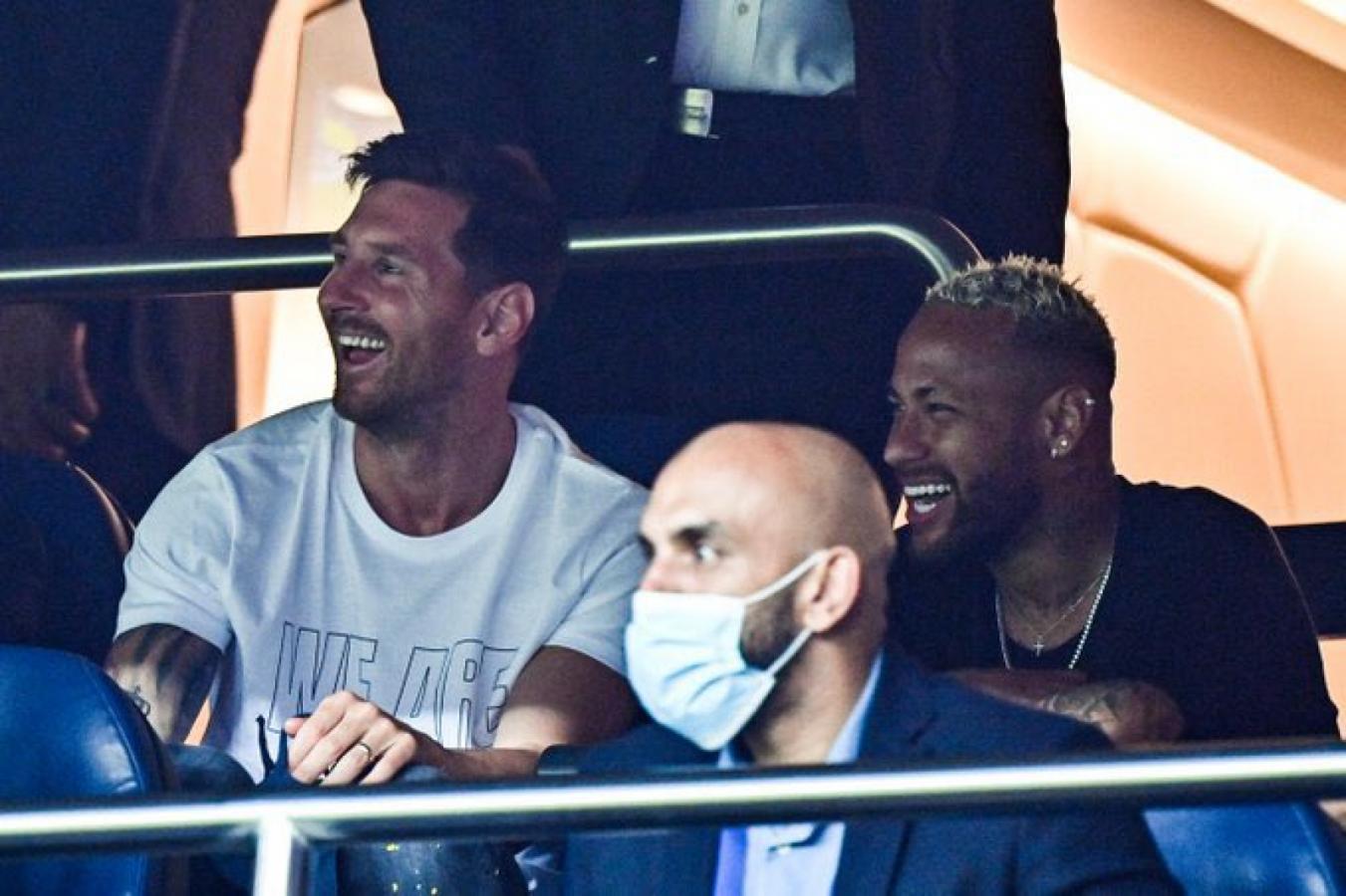 Imagen Messi y Neymar vieron la victoria del equipo parisino desde un palco.