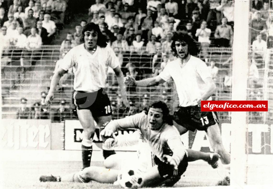 Heredia y Kempes palpitan el segundo gol argentino frente a Polonia de Carlos Babington. No alcanzó perdimos 3 a 2