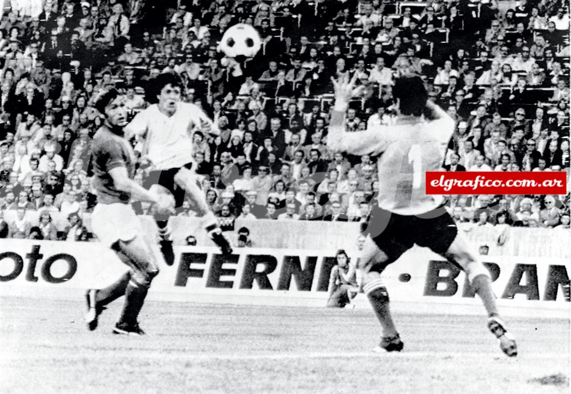 Imagen El golazo del inolvidable René Houseman frente a Italia en el debut. El Loco fue la figura de la cancha.