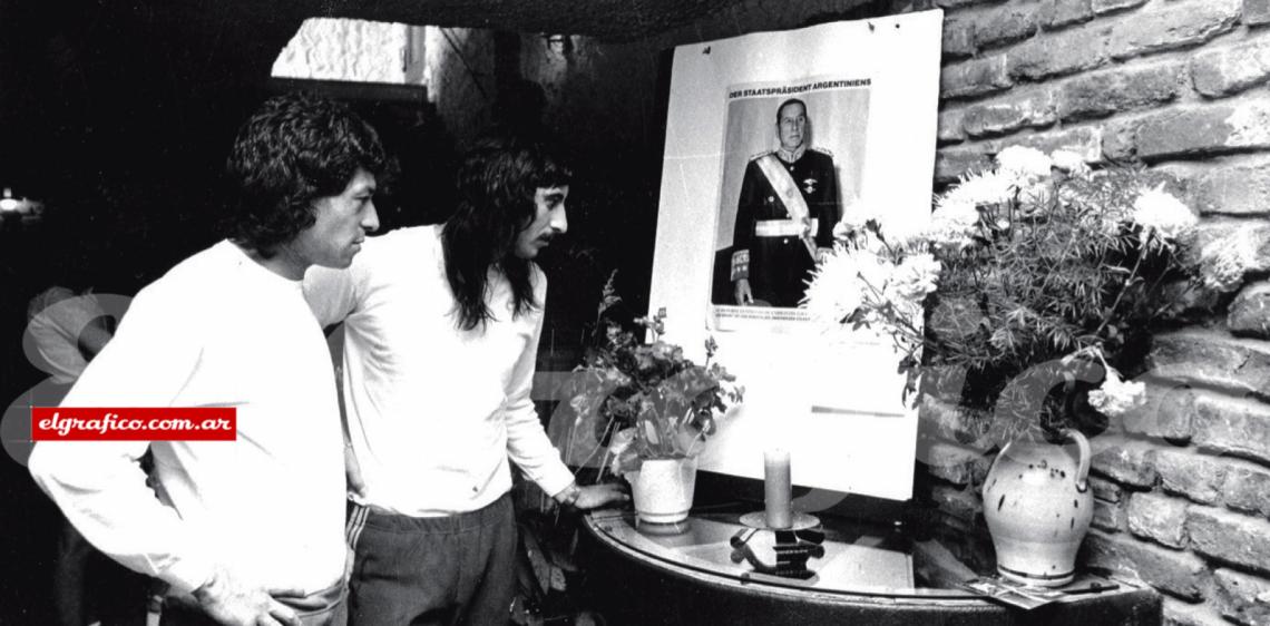 Imagen El 1° de julio muere el presidente argentino Juan Perón. En la foto Balbuena y Ayala frente a un altar improvisado en la concentración de la Selección.