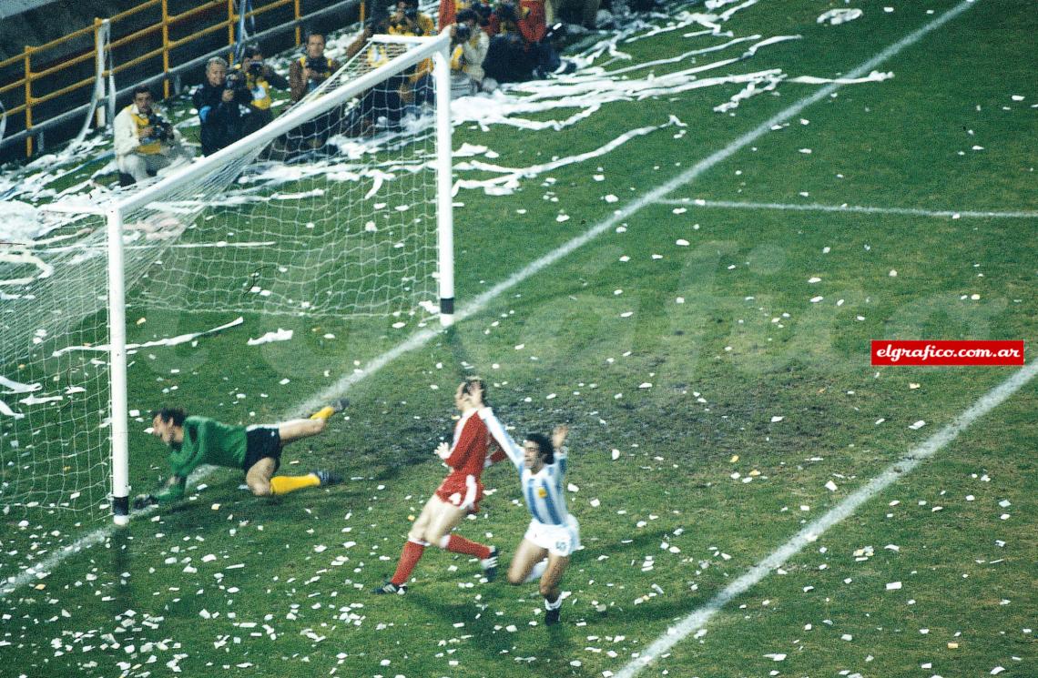 El anticipo de Kempes ya duerme en la red polaca. Es el 1 a 0 y, a la vez, el primer gol del Matador en el Mundial.