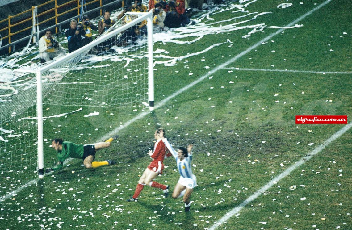 Imagen El anticipo de Kempes ya duerme en la red polaca. Es el 1 a 0 y, a la vez, el primer gol del Matador en el Mundial.