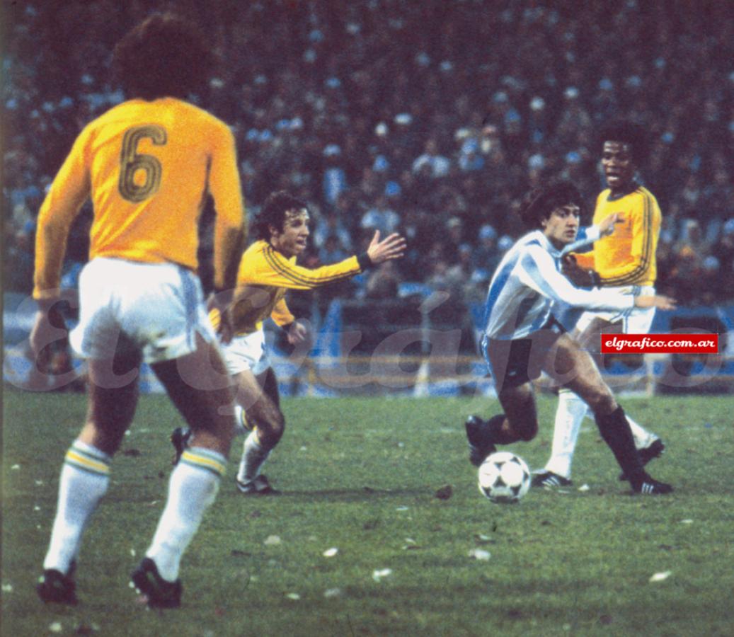 Alonso frente a Brasil. Fue 0 a 0 en un partido cerrado, trabado, muy luchado.