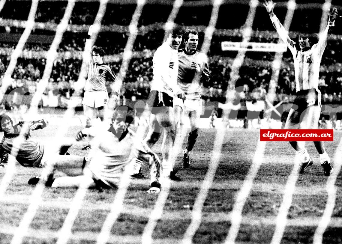 Imagen Bertoni y Kempes ven entrar el balón en el arco holandes. Es el tercer gol argentino en la final del Mundial No es un sueño.