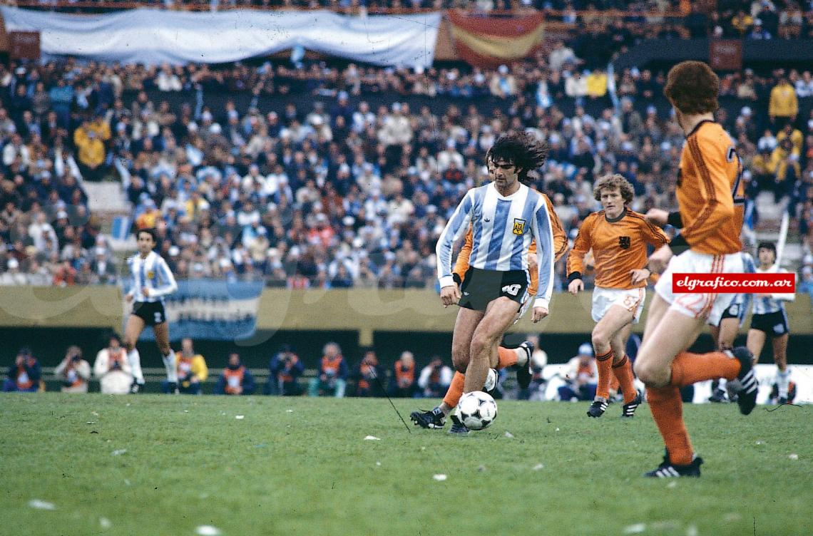 Imagen El Matador Kempes  jugando el partido de su vida,se banco y ganó en el juego físico que propusieron los holandeses. 