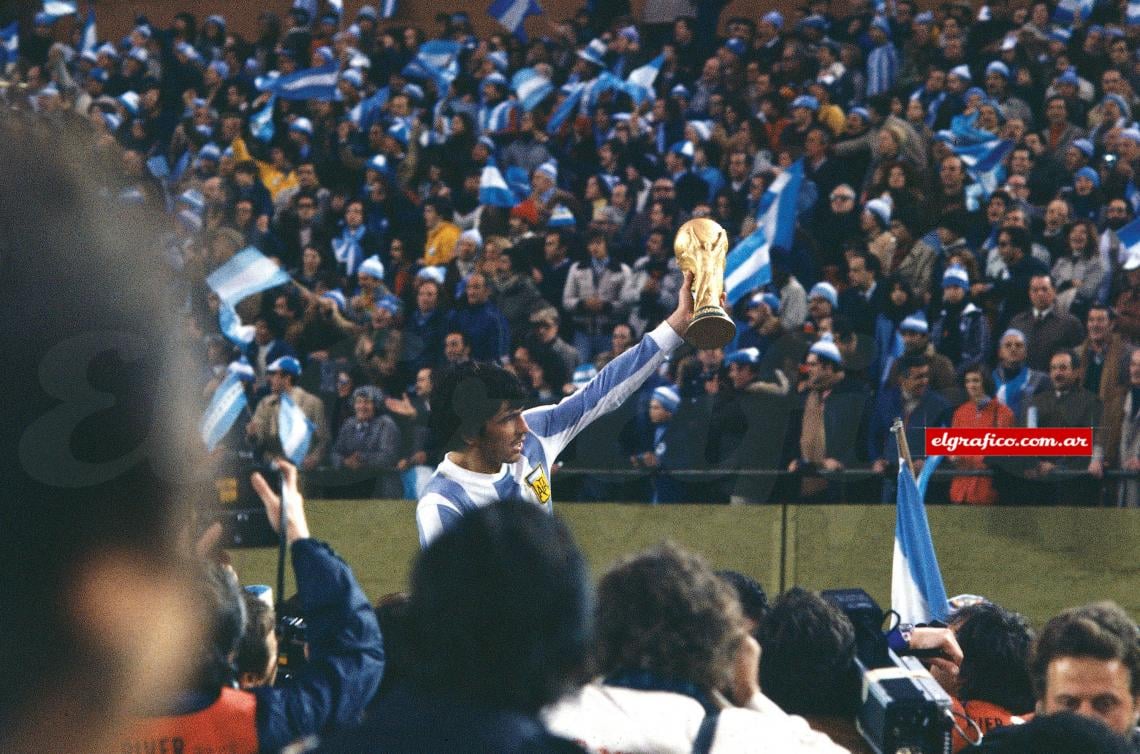 El gran capitán Daniel Passarella con la Copa del Mundo en la vuelta.