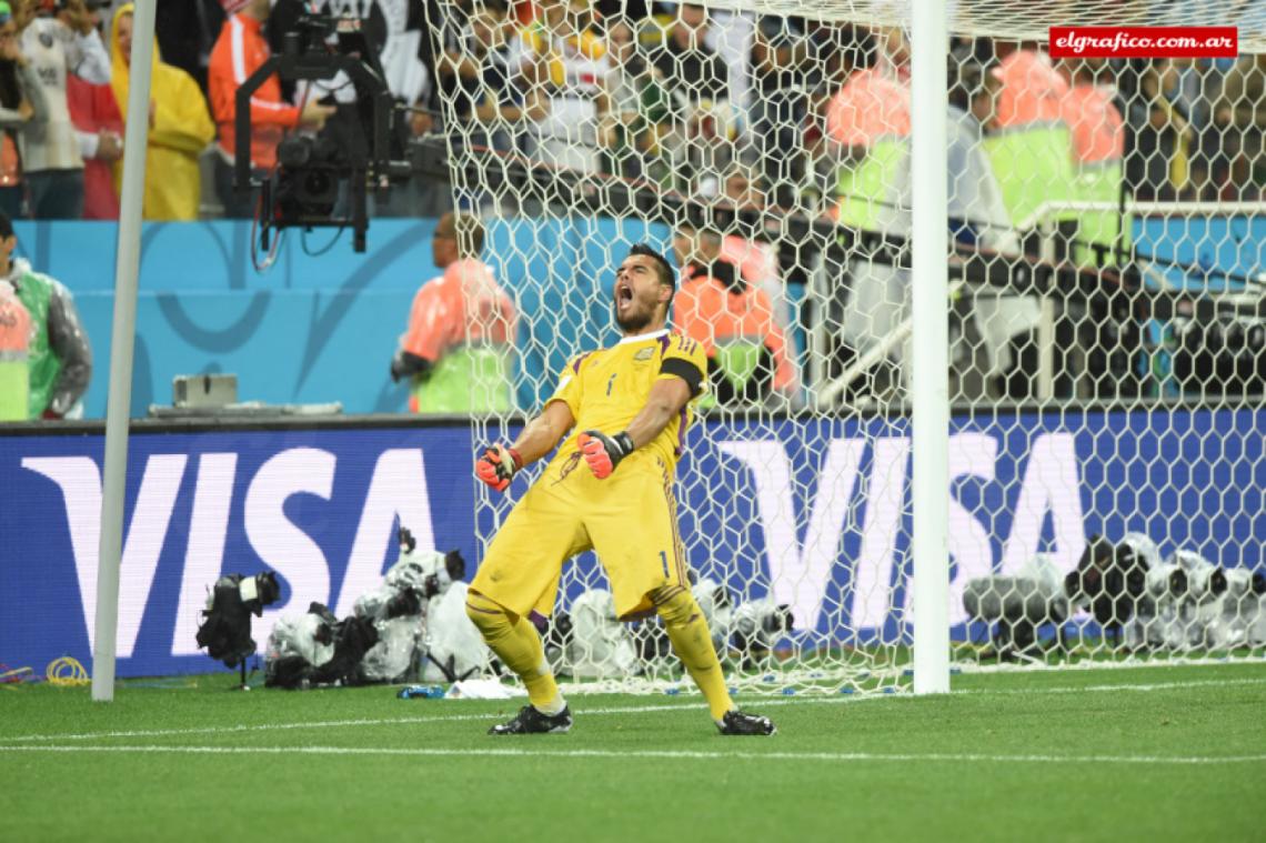 Imagen 2014. Chiquito héroe en los penales frente a Holanda, se despide del Mundial.