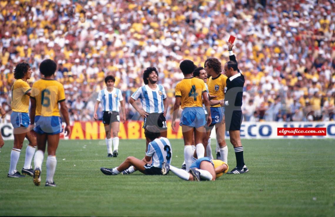 Imagen Chau Mundial. El árbitro le muestra la tarjeta roja a Maradona frente a Brasil. Diego iba a tener revancha.