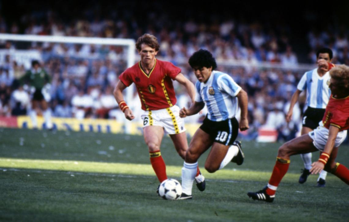 Imagen Maradona en su debut en los Mundiales de futbol frente a Bélgica.