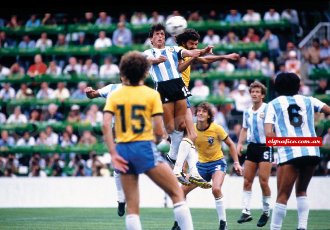Imagen La pelota deforma la cara dePassarella frente a Brasil. Para Menotti el mejor jugador argentino en el Mundial.