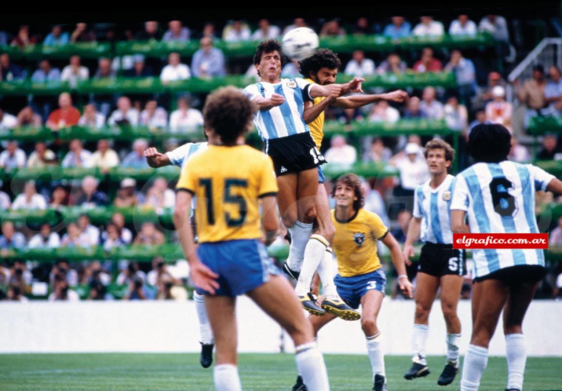 La pelota deforma la cara dePassarella frente a Brasil. Para Menotti el mejor jugador argentino en el Mundial.