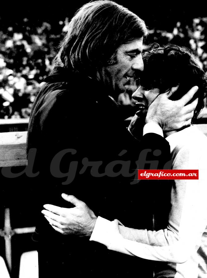 Imagen El técnico Menotti se abraza en el final con Olguín, envuelto en un mar de lágrimas.