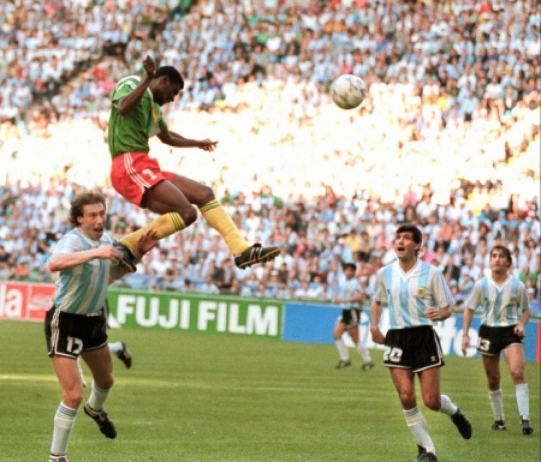 El gol del camerunes Biyik. Fue un golpe durísimo en el debut de la Selección