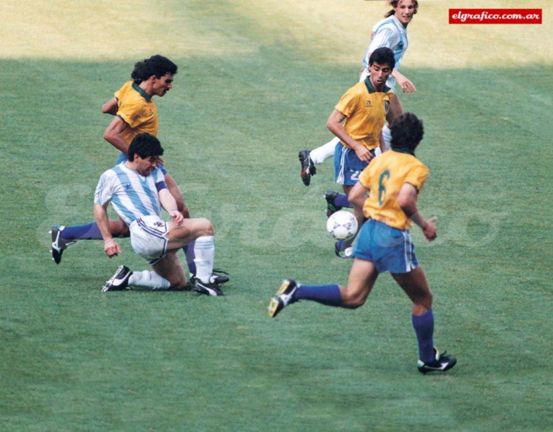 Imagen El esfuerzo extraordinario de Maradona en la jugada previa al gol de Cani frente a Brasil.