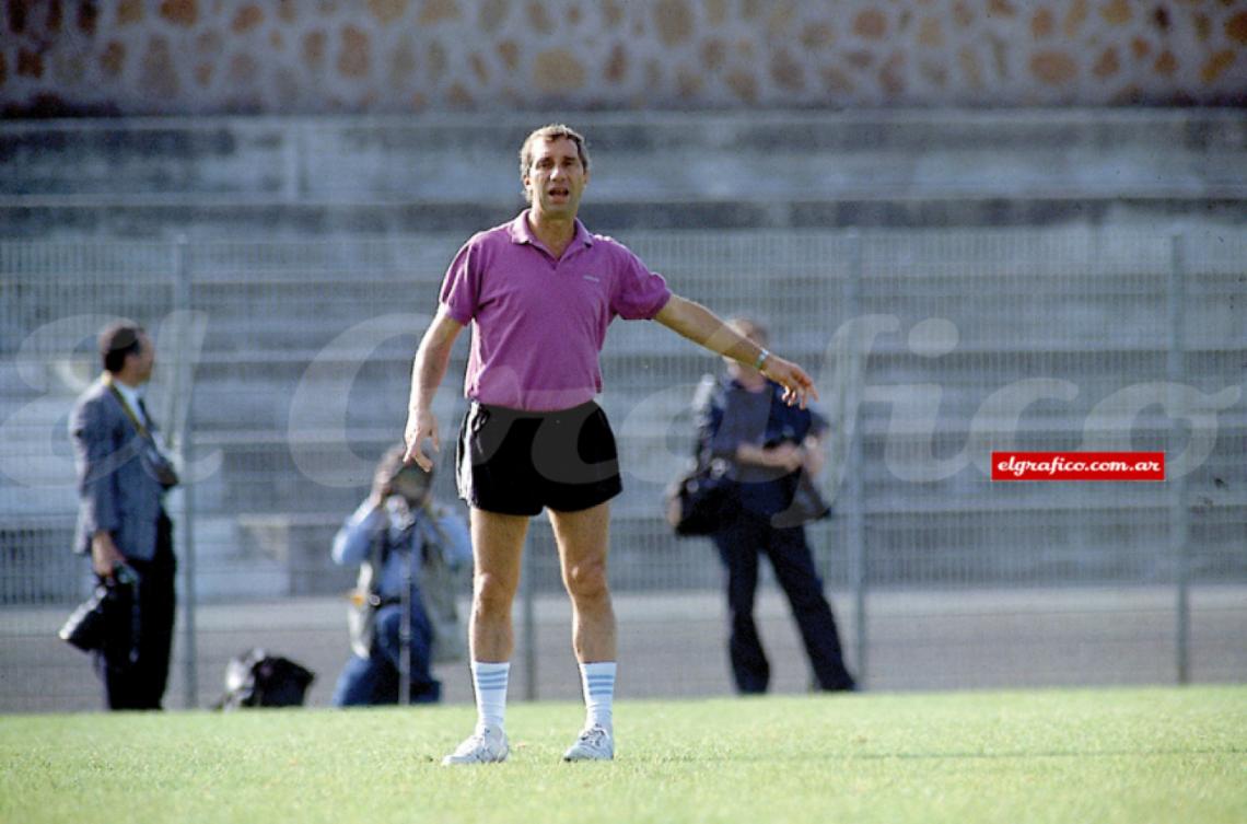 Imagen El Doctor Bilardo dando ordenes en el entrenamiento.