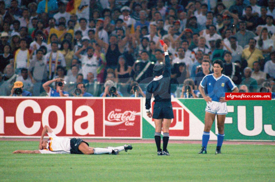 Monzón es expulsado frente a Alemania. Fue la primera roja de la historia en una final del Mundo