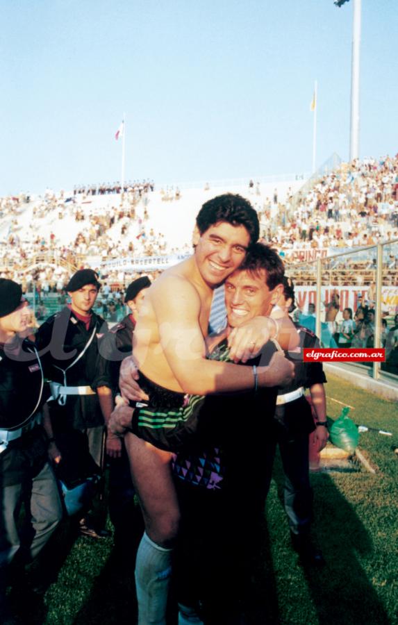Maradona abraza al Vasco después de la tanda de penales con Yugoslavia.
