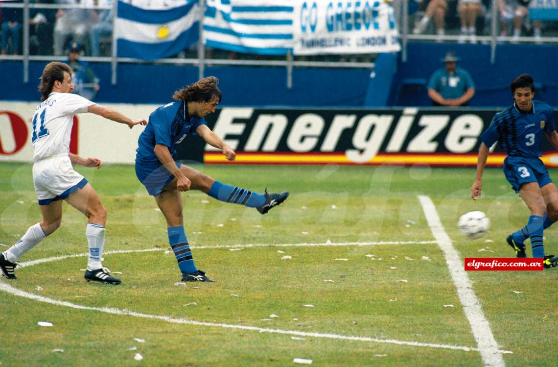 Imagen Gabriel Batistuta marcó tres goles frente a Grecia en el debut.