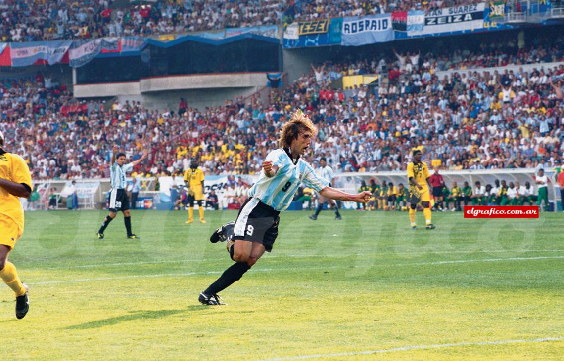 festejo de Gabriel Batistuta frente a Jamaica, ese día marcó tres goles.