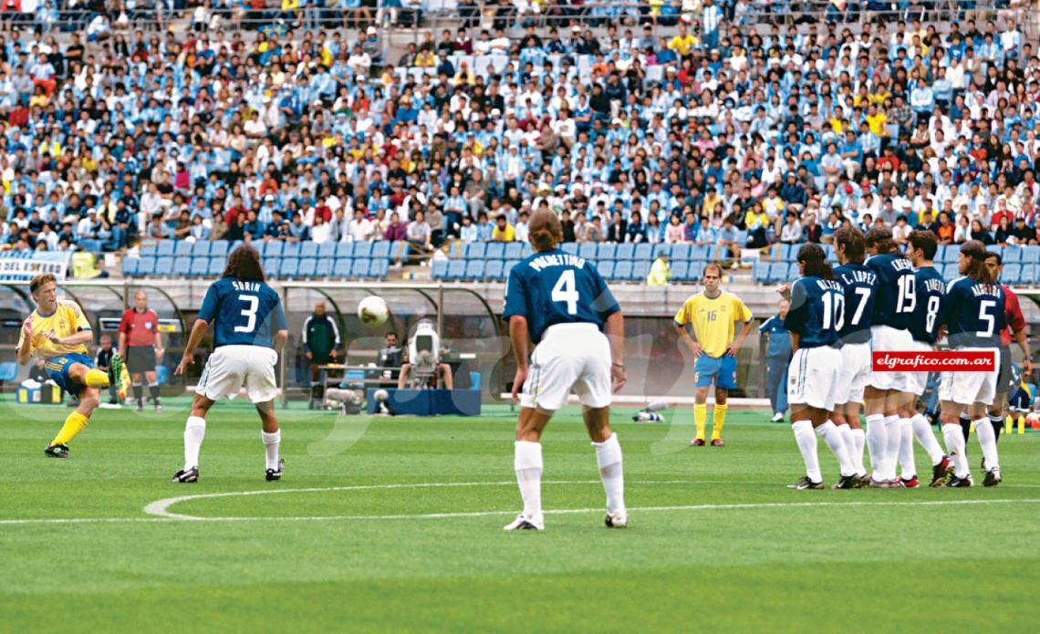 El tiro libre de Svensson que culminó en gol sueco.