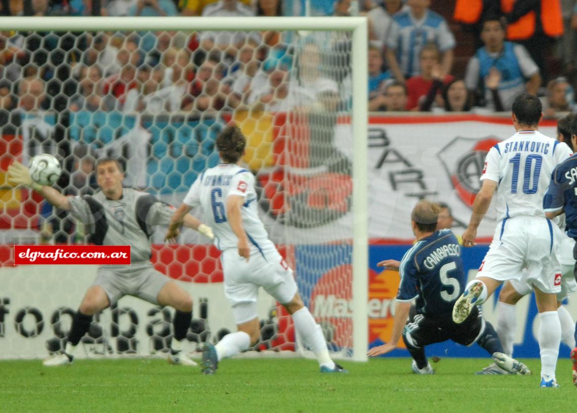 Imagen Cambiasso, tras 25 pases, marca un gol argentino que hizo historia.